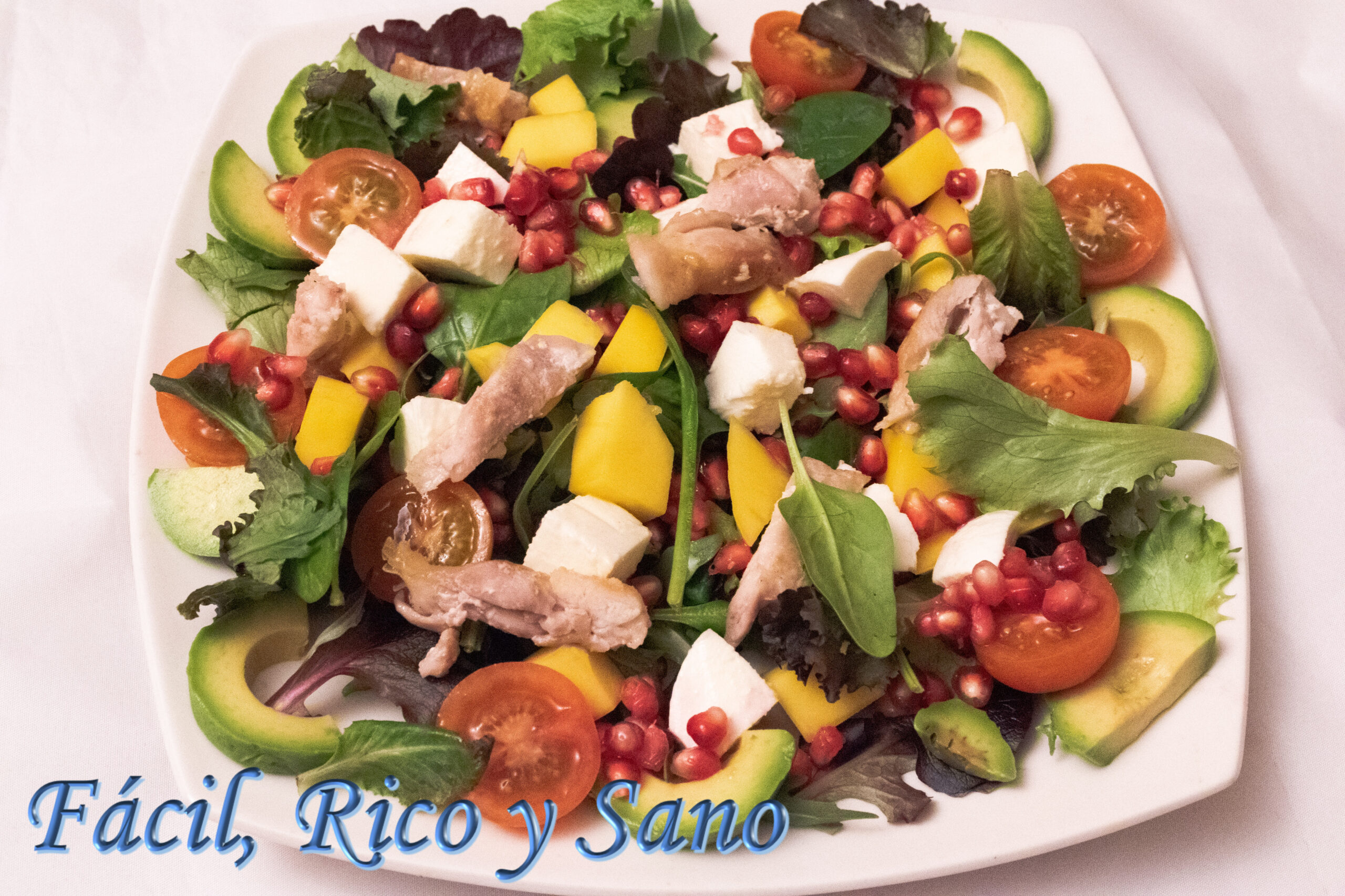 Ensalada de frutas tropicales y pollo