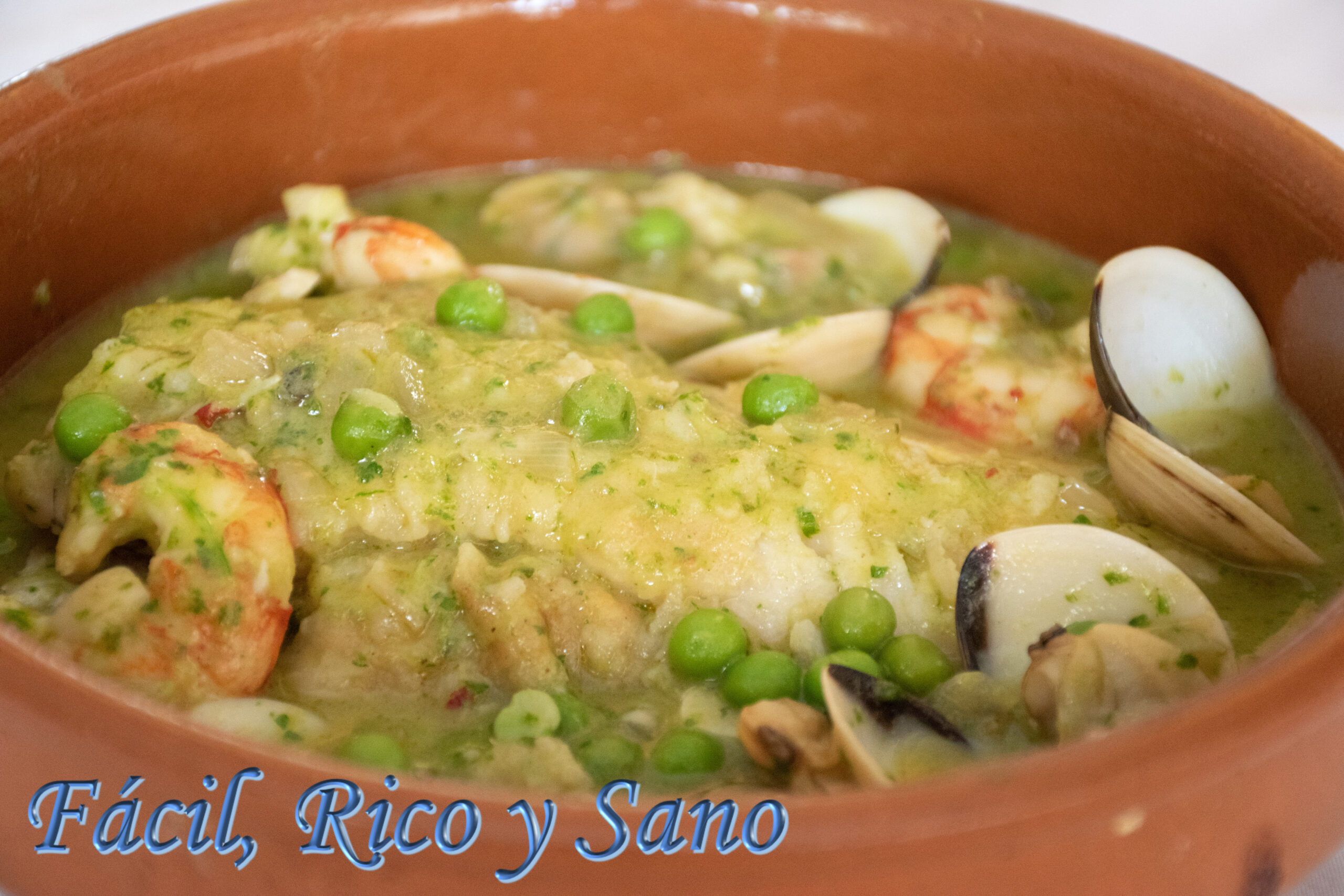 Merluza en salsa verde con gambas y almejas