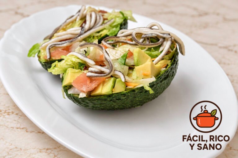 Aguacates rellenos de lechuga, salmón ahumado y gulas servidos en su piel