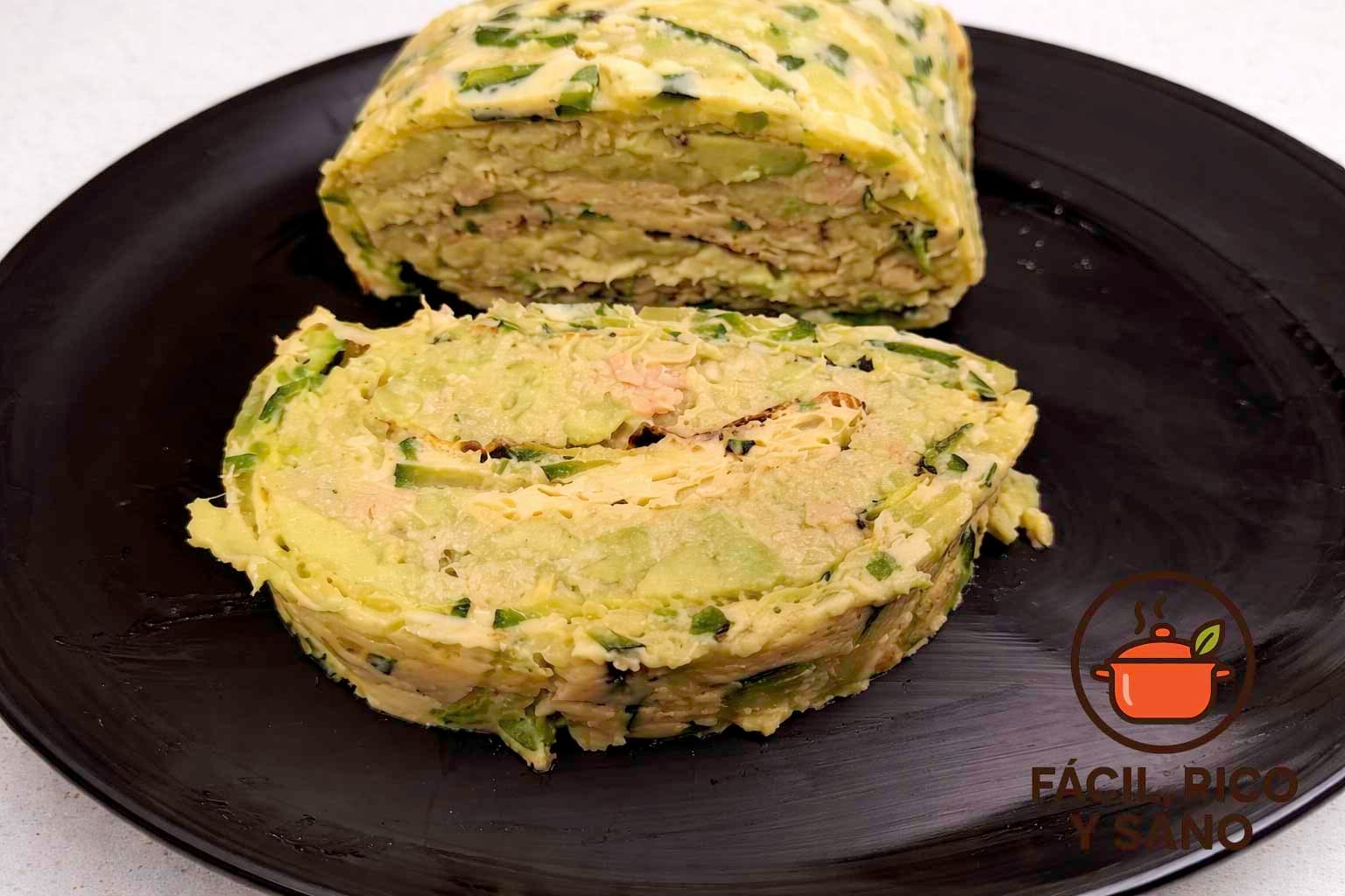 Brazo de calabacín aguacate, queso crema y atún. receta de verdura y pescado saludable