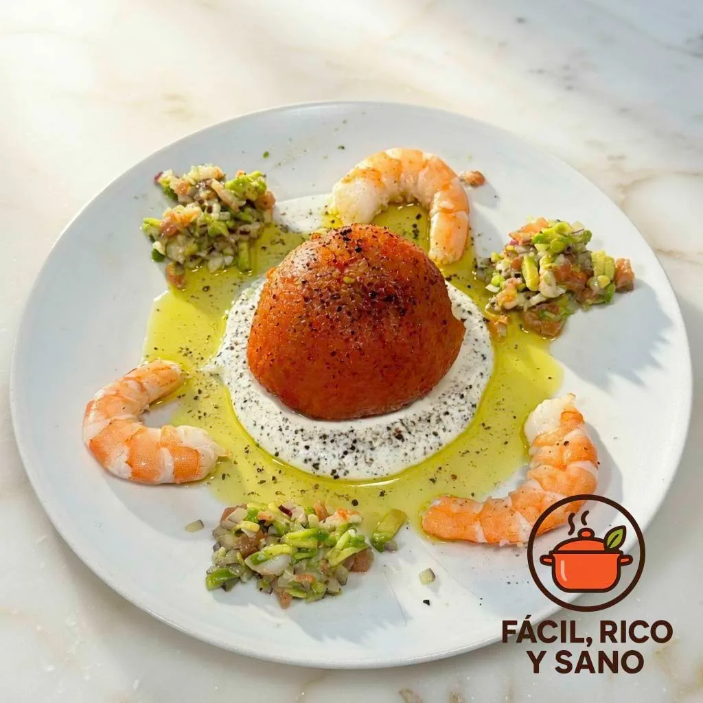 Tomate relleno de aguacate y salmón ahumado