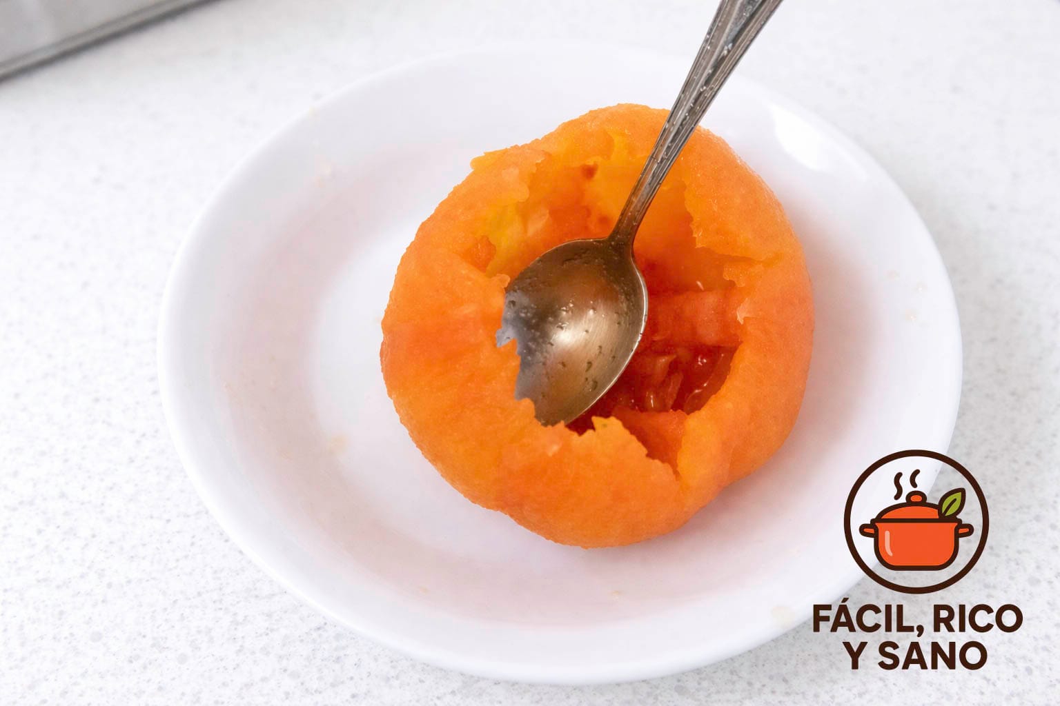 Tomates sorpresa rellenos de aguacate y salmón ahumado