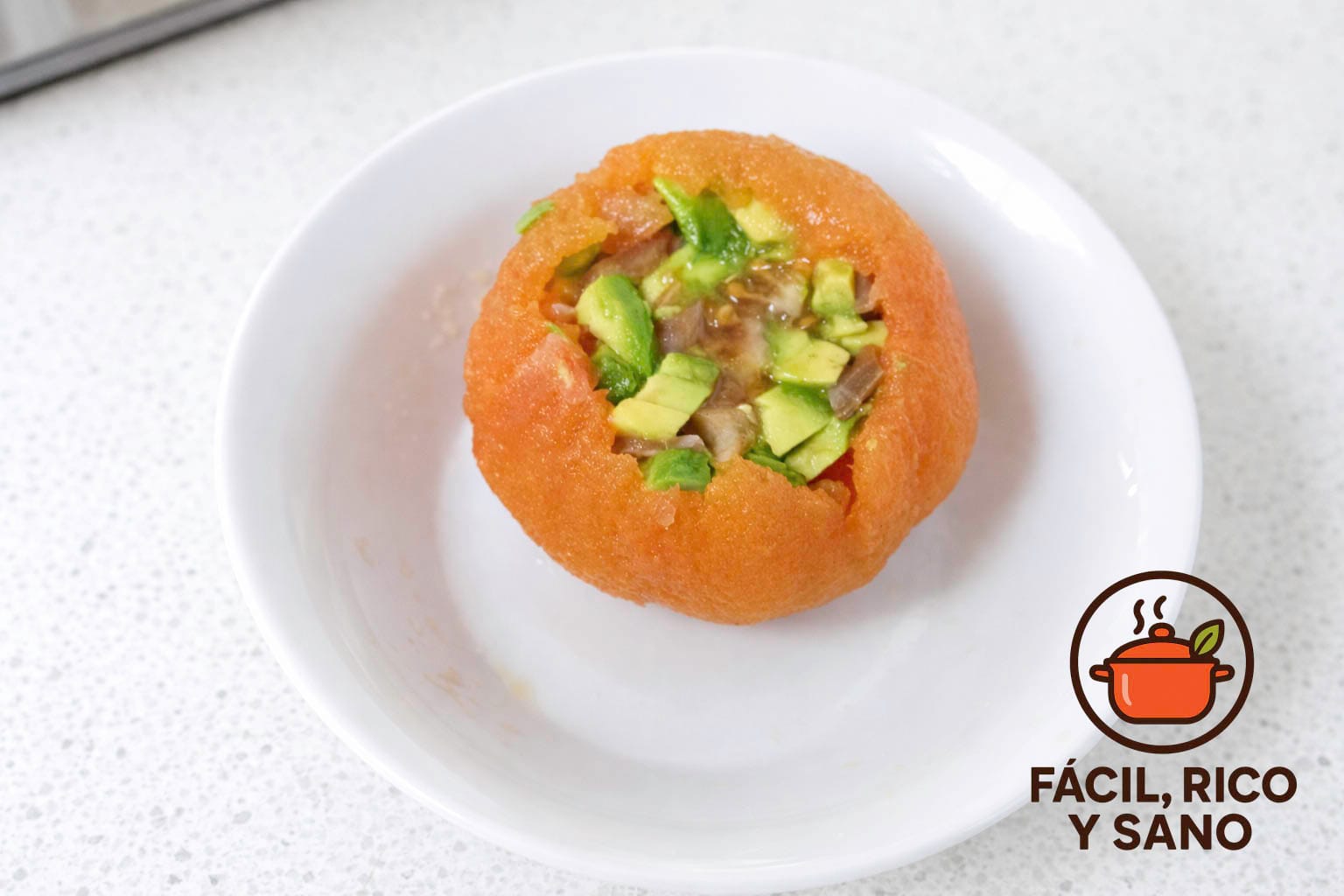 Tomates rellenos de aguacate y salmón con yogur griego