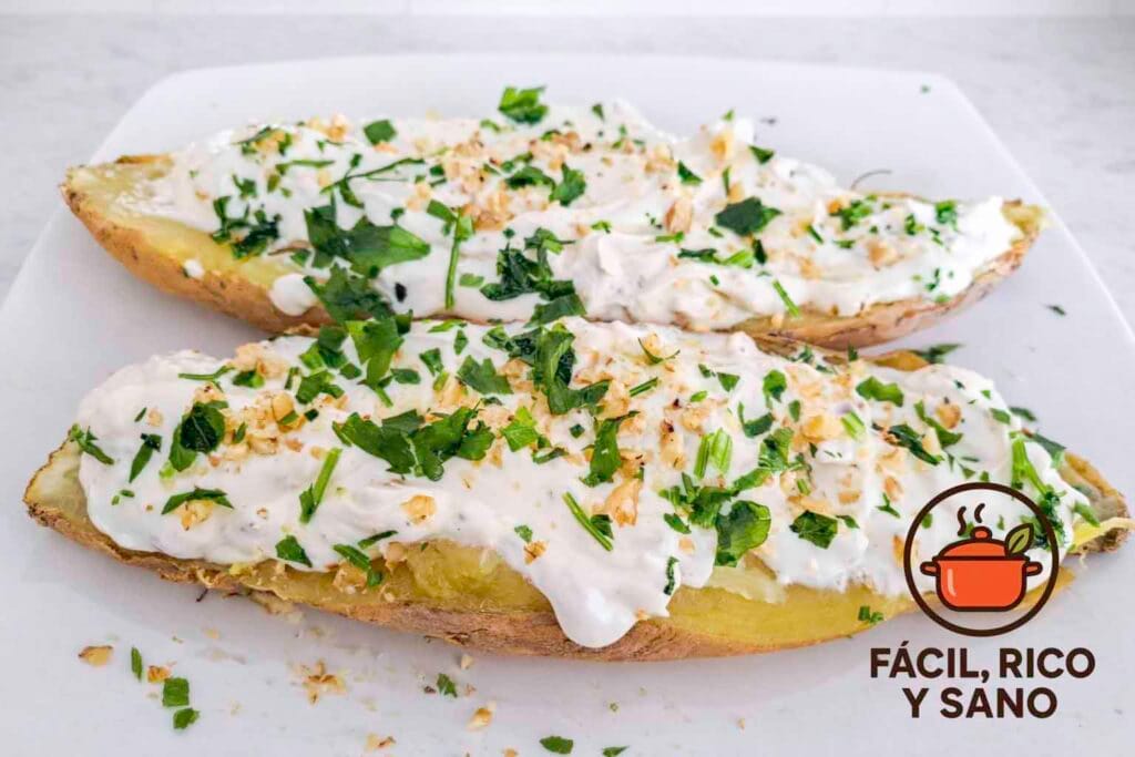 Boniato al horno con yogur griego, queso mascarpone, nueces y perejil