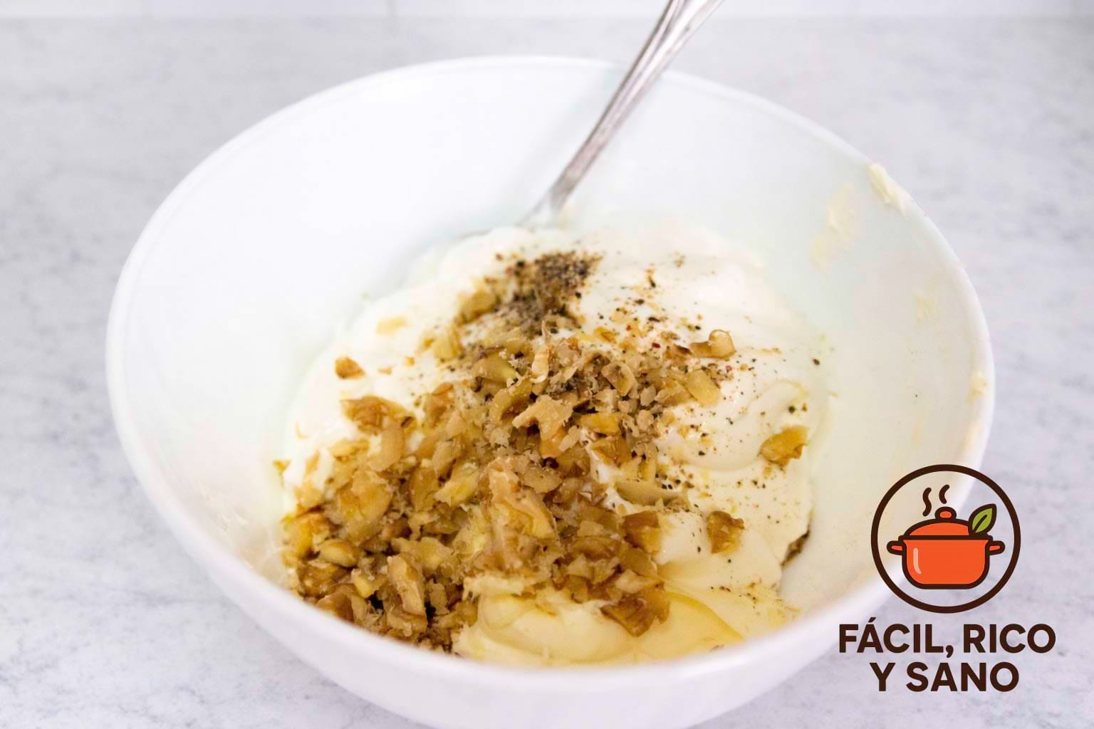 Mezcla de yogur griego, queso mascarpone y nueces con pimienta negra