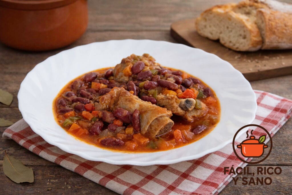 Plato reconfortante de alubias pintas con costilla de cerdo y verdura