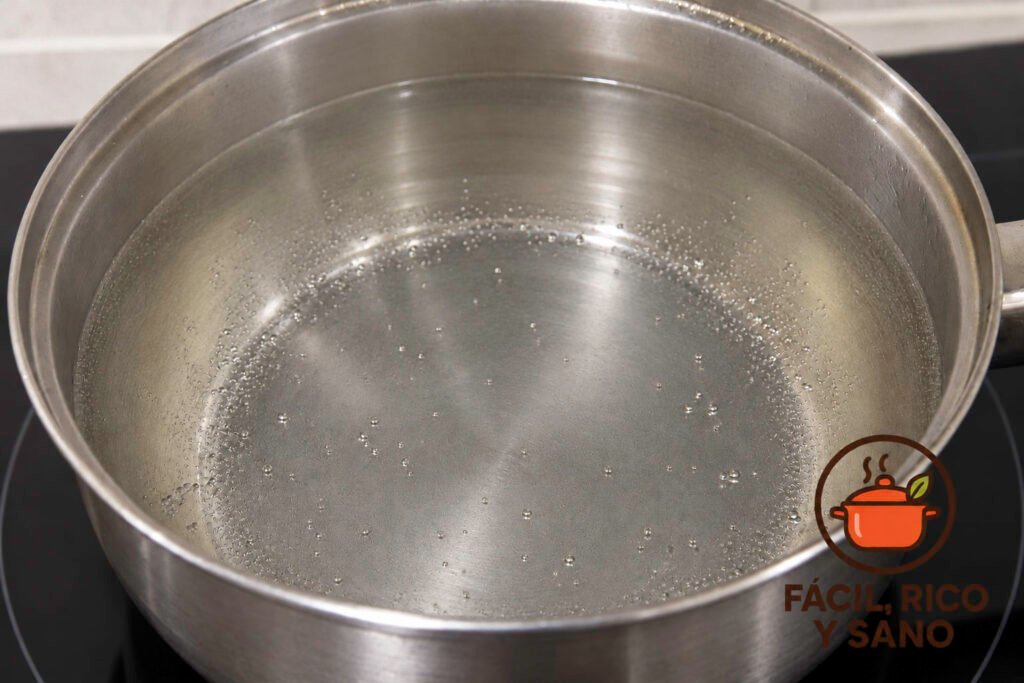 Agua en un cazo a punto de hervir