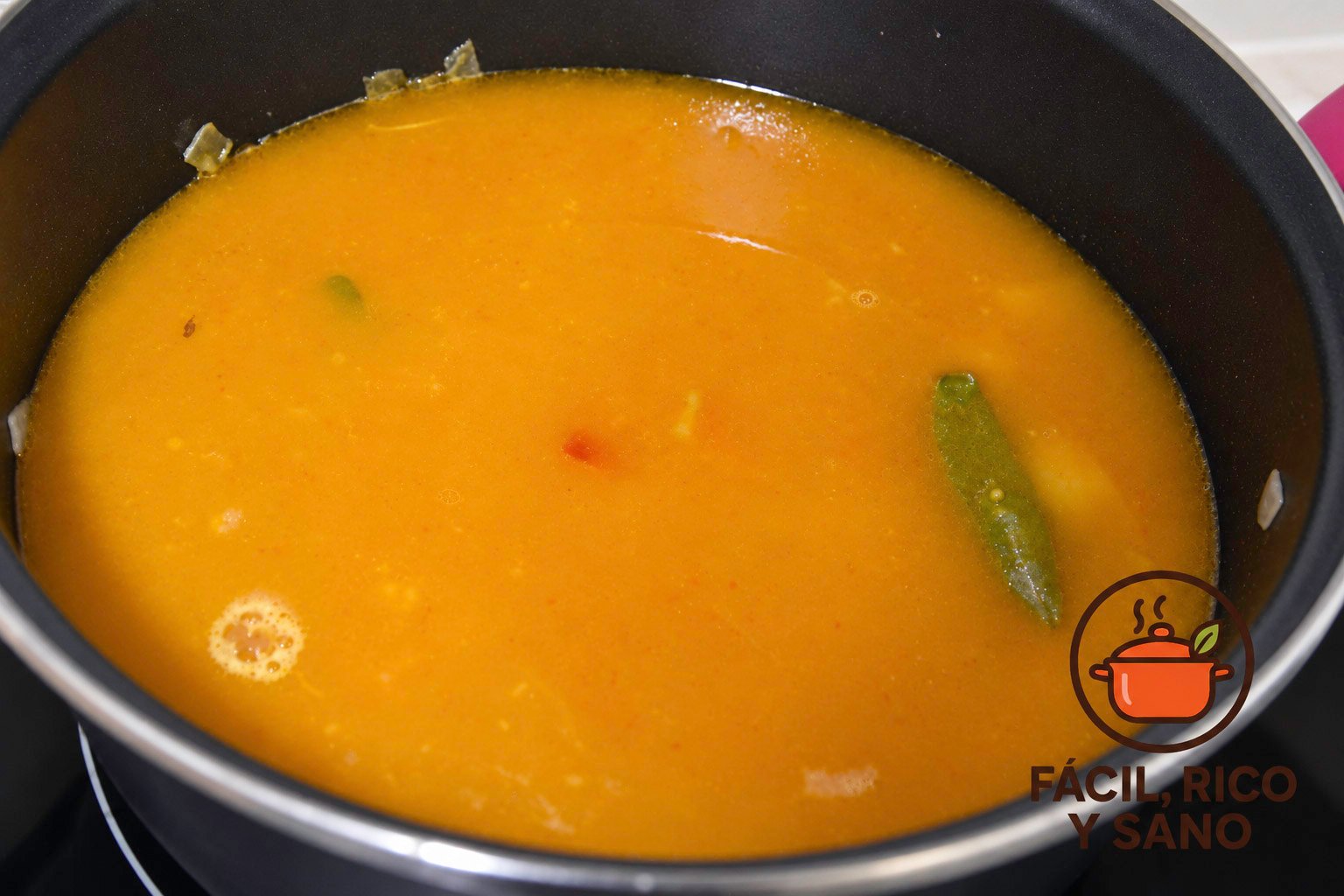 Lentejas cubiertas con el caldo en la olla, al inicio de la cocción