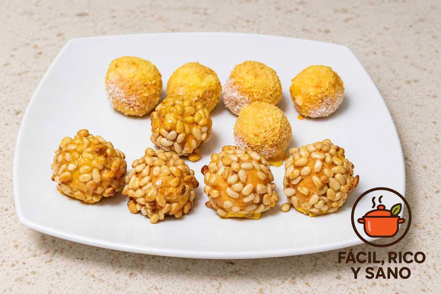 Diez panellets de boniato, cinco de piñones y cinco de coco, en un plato blanco