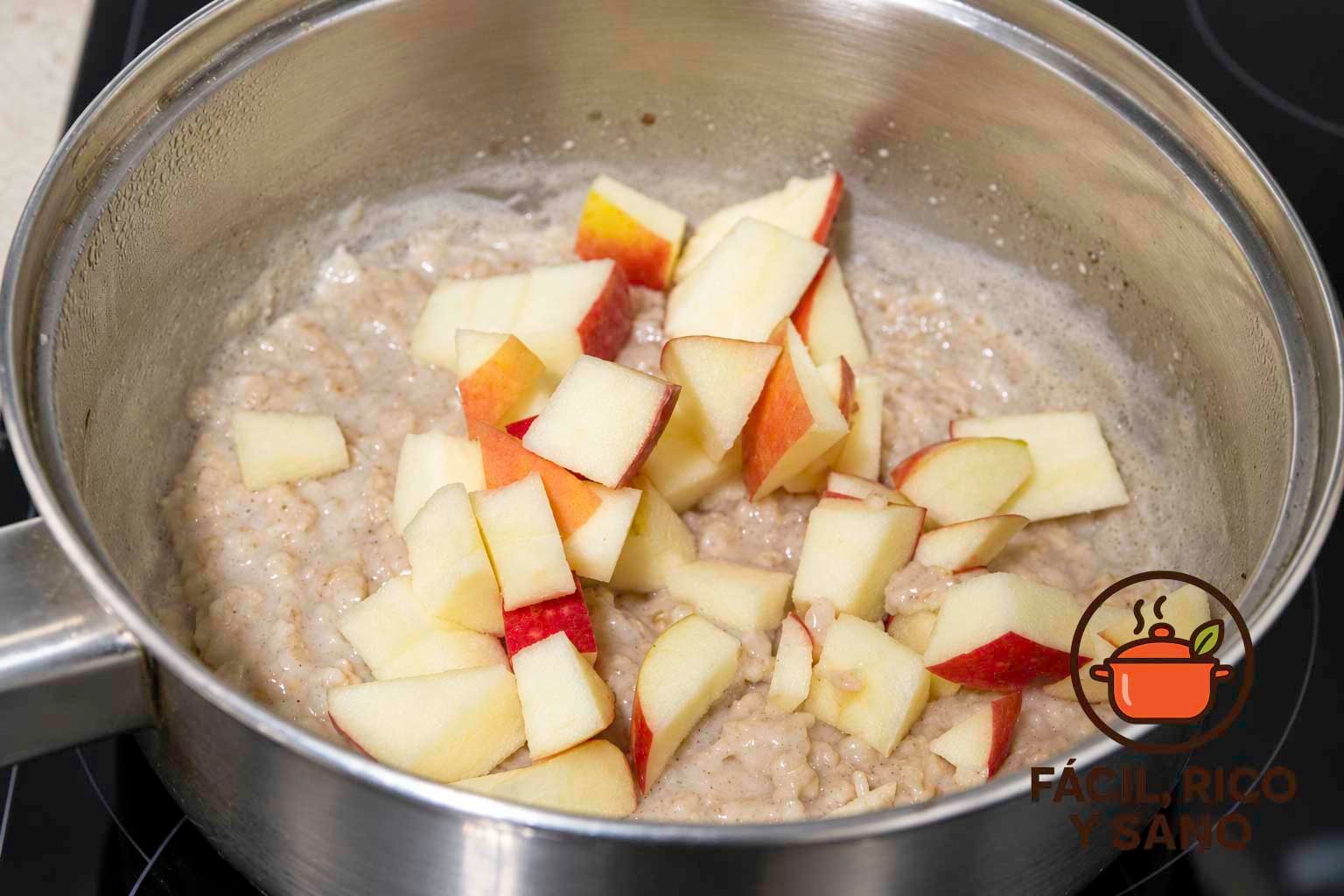Daditos de manzana añadidos a las gachas de avena en el cazo