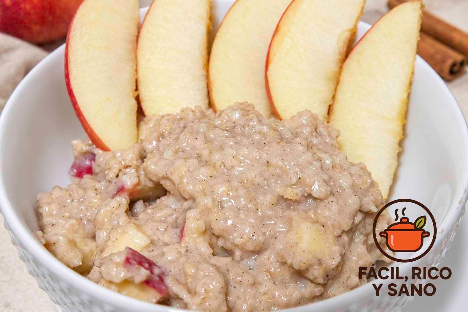 Primer plano de gachas de avena cremosas con trocitos de manzana y canela