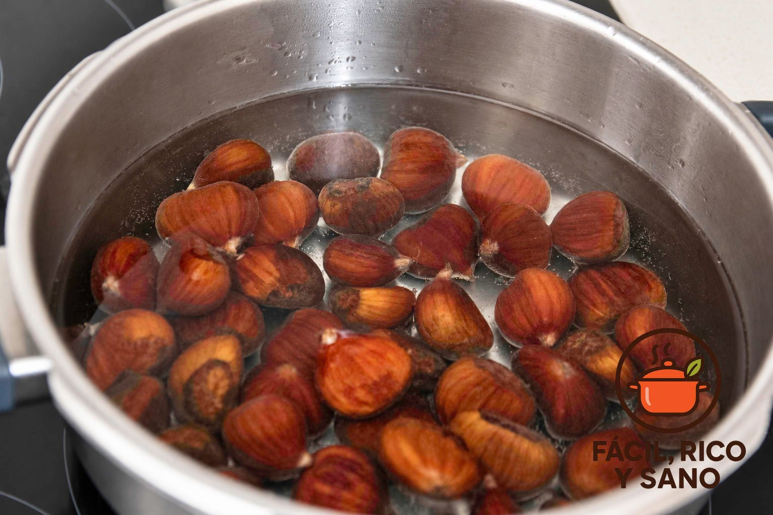 Castañas con cáscara cubiertas de agua en una olla rápida, listas para cocer