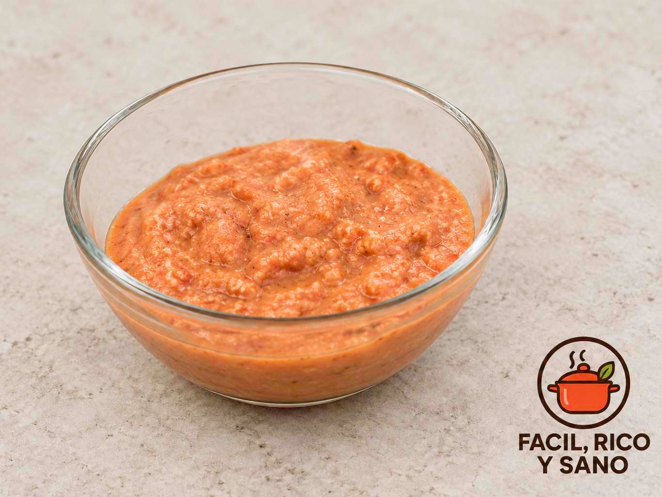 Salsa de tomate triturado con guindilla y orégano en un cuenco de cristal