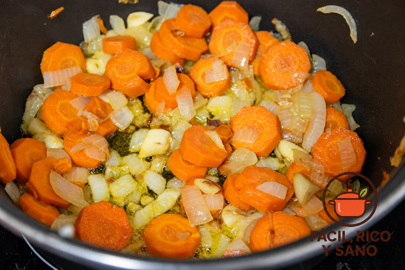 Sofrito de cebolla, ajo y zanahoria pochados en la olla para la crema de calabaza