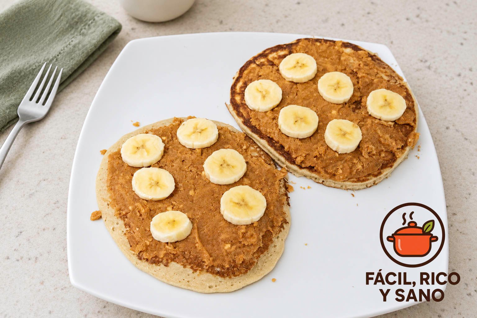 Tortitas de avena untadas con crema de cacahuete y coronadas con rodajas de plátano